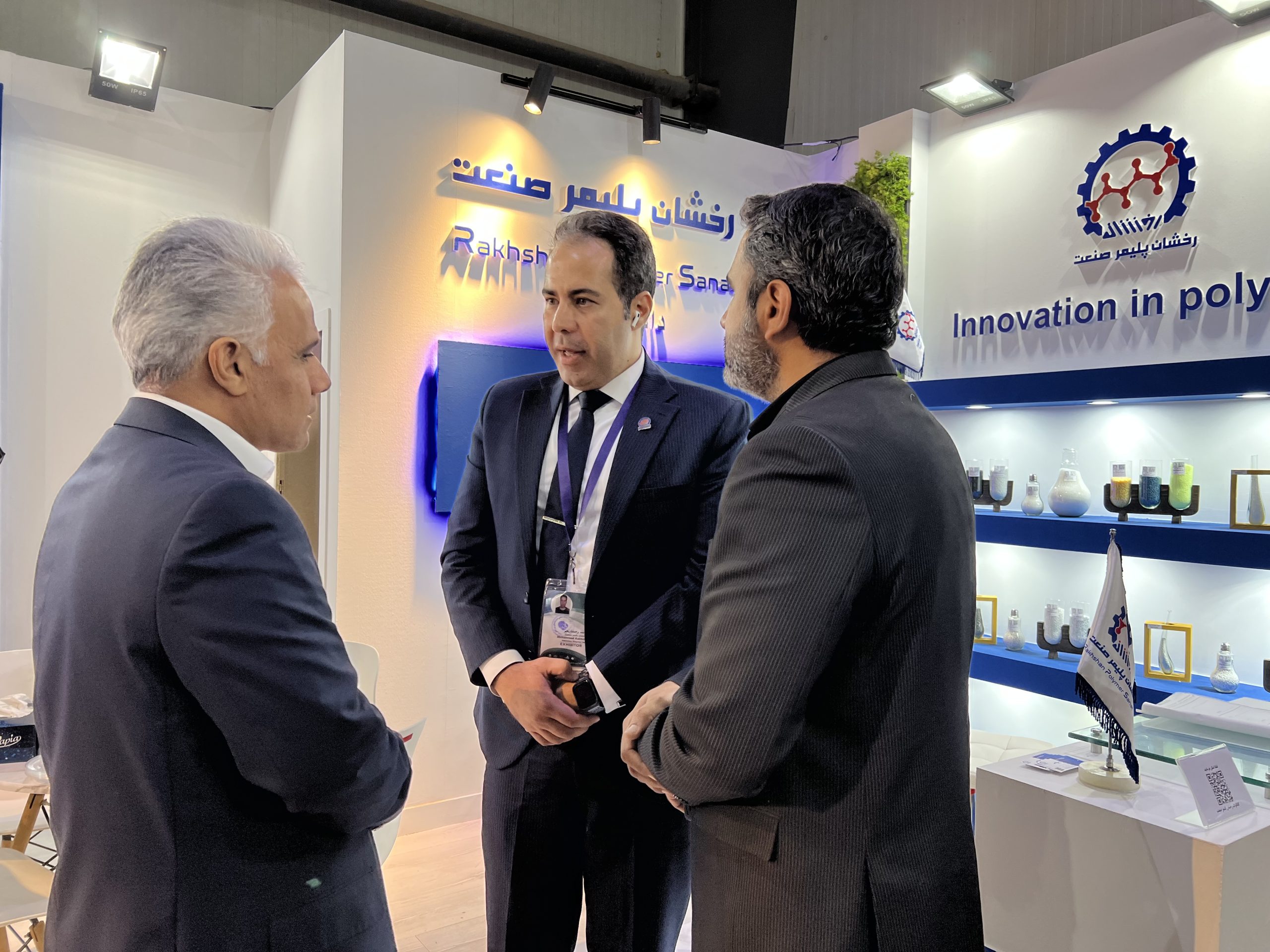 رئیس سازمان صنعت، معدن و تجارت  استان تهران، آقای دکتر سیجانی در ایران پلاست هفدهم در غرفه شرکت دانش بنیان رخشان پلیمر صنعت